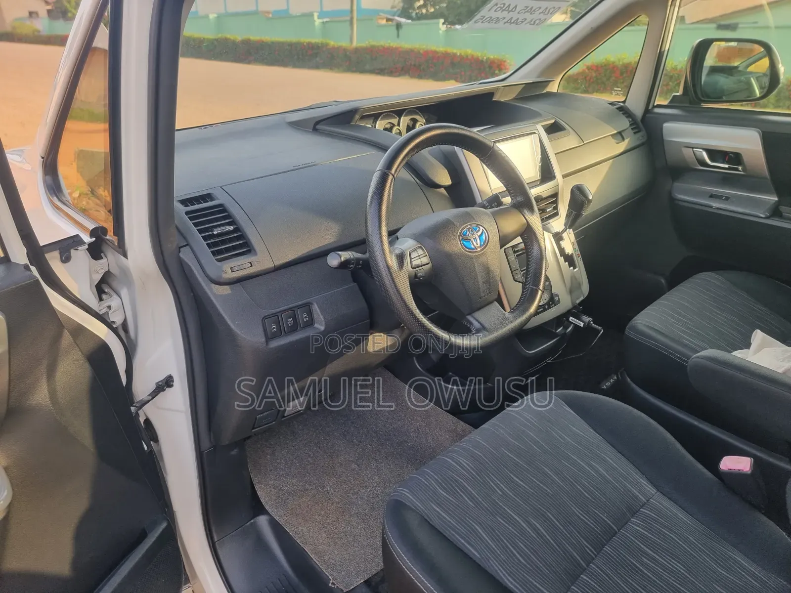 Toyota Voxy V 2WD 8-Seater 2012 White