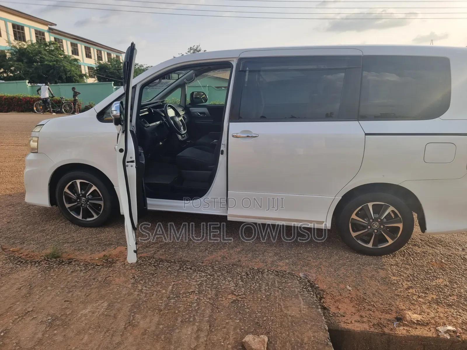 Toyota Voxy V 2WD 8-Seater 2012 White
