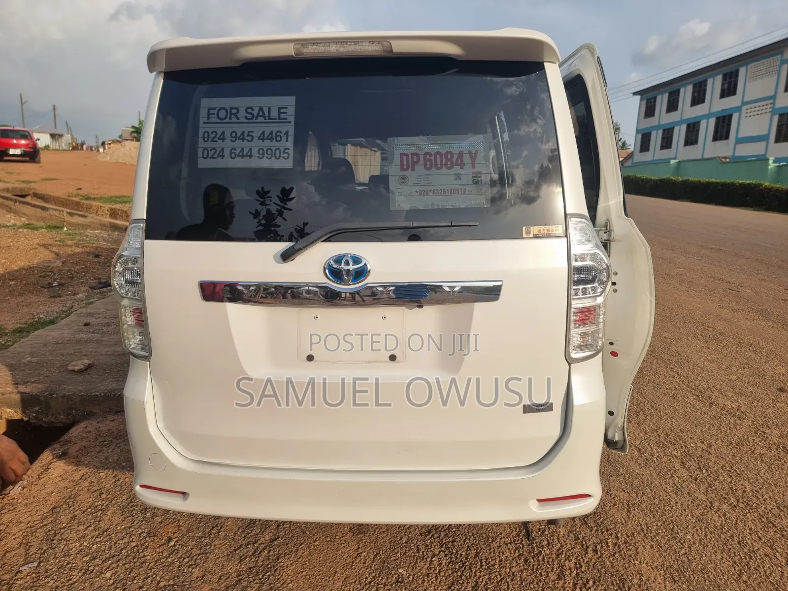 Toyota Voxy V 2WD 8-Seater 2012 White