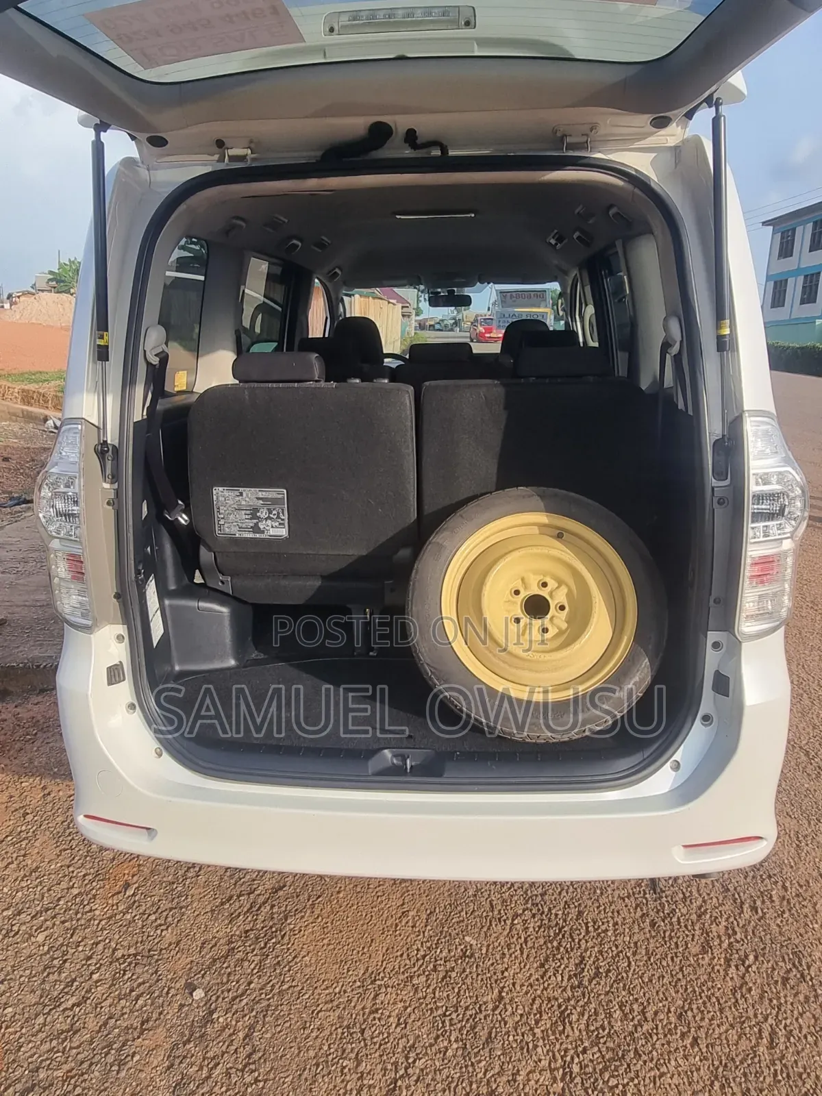 Toyota Voxy V 2WD 8-Seater 2012 White