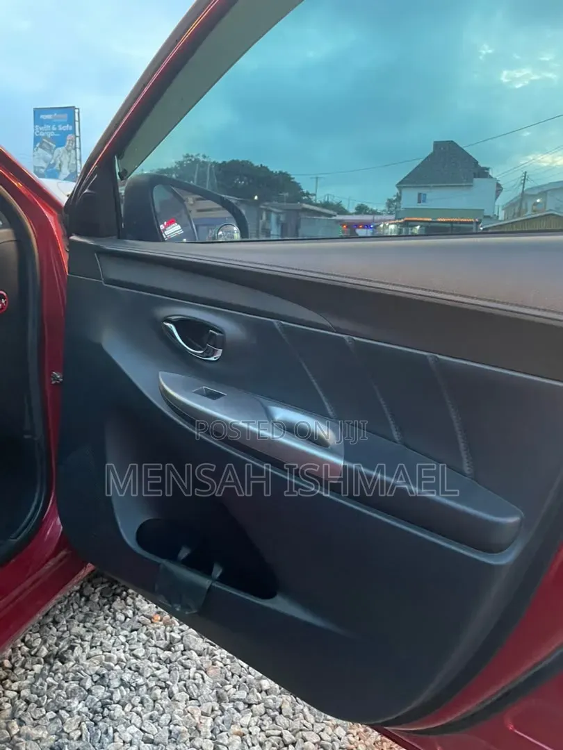 Toyota Yaris L Hatchback 5dr 2017 Red