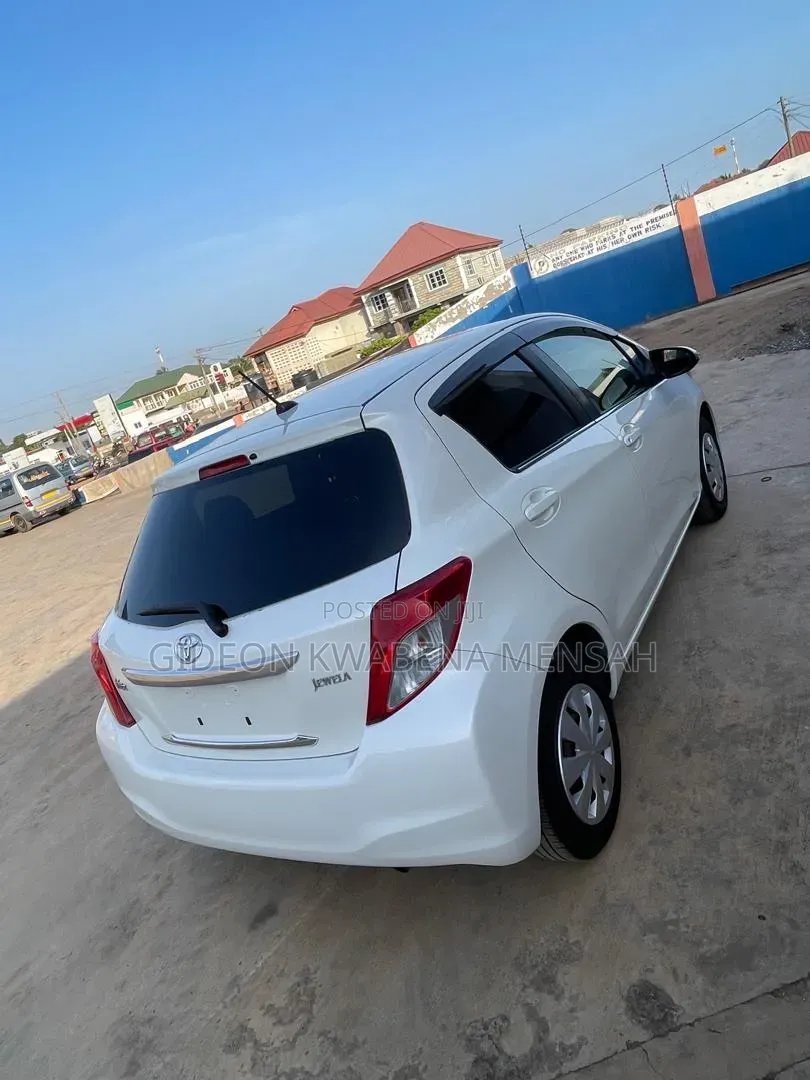 Toyota Vitz 1.3 AWD 5dr 2014 White