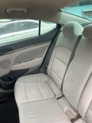 Hyundai Elantra SE Sedan FWD (2.0L 4cyl 6M) 2017 Red