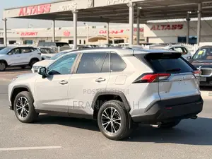 Toyota RAV4 LE 2021 Silver