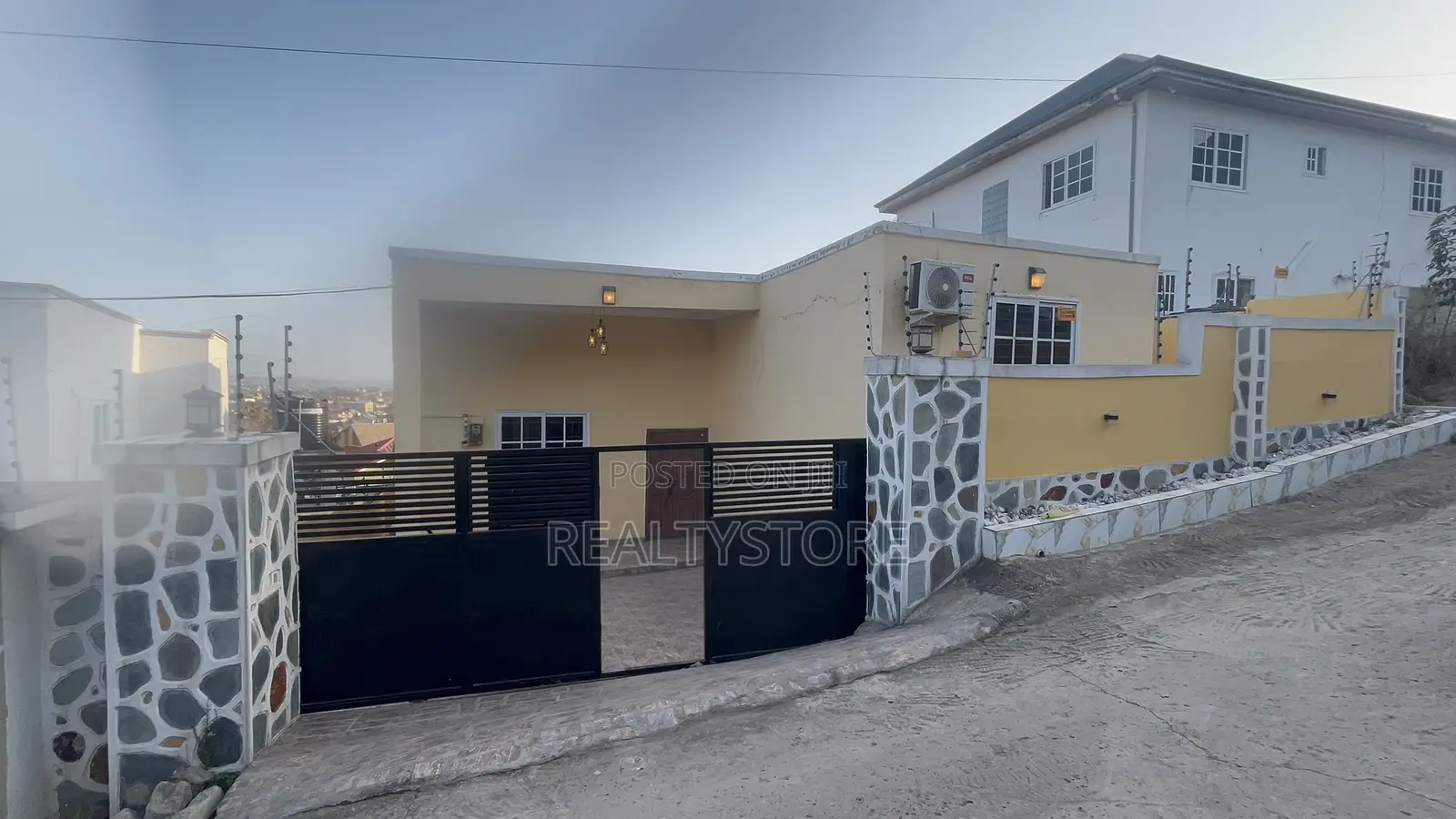 3bdrm House in Kwabenya Abuom Hills, Accra Metropolitan for rent