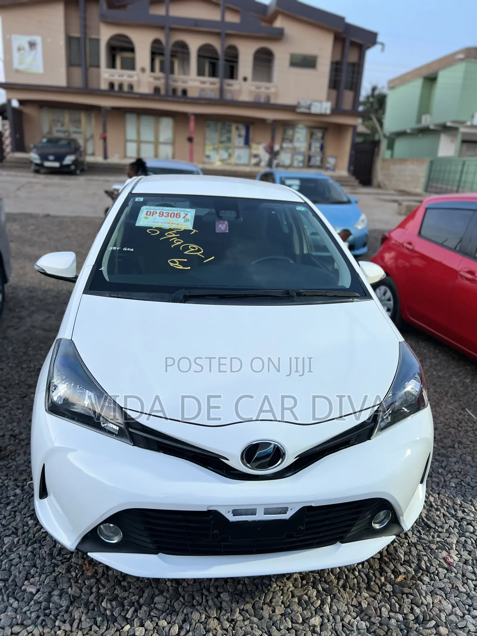 Toyota Vitz 1.3 AWD 5dr 2015 White