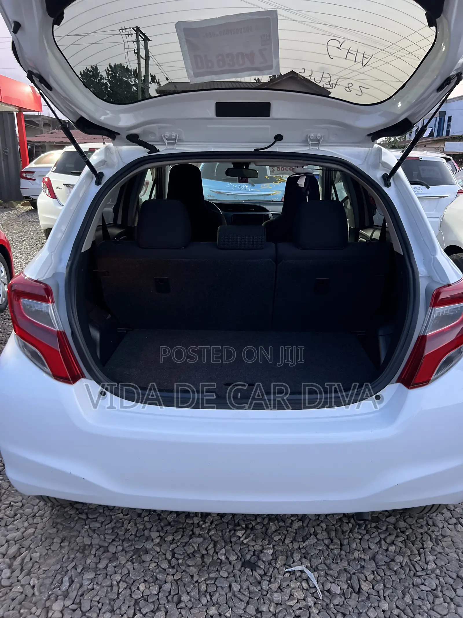 Toyota Vitz 1.3 AWD 5dr 2015 White