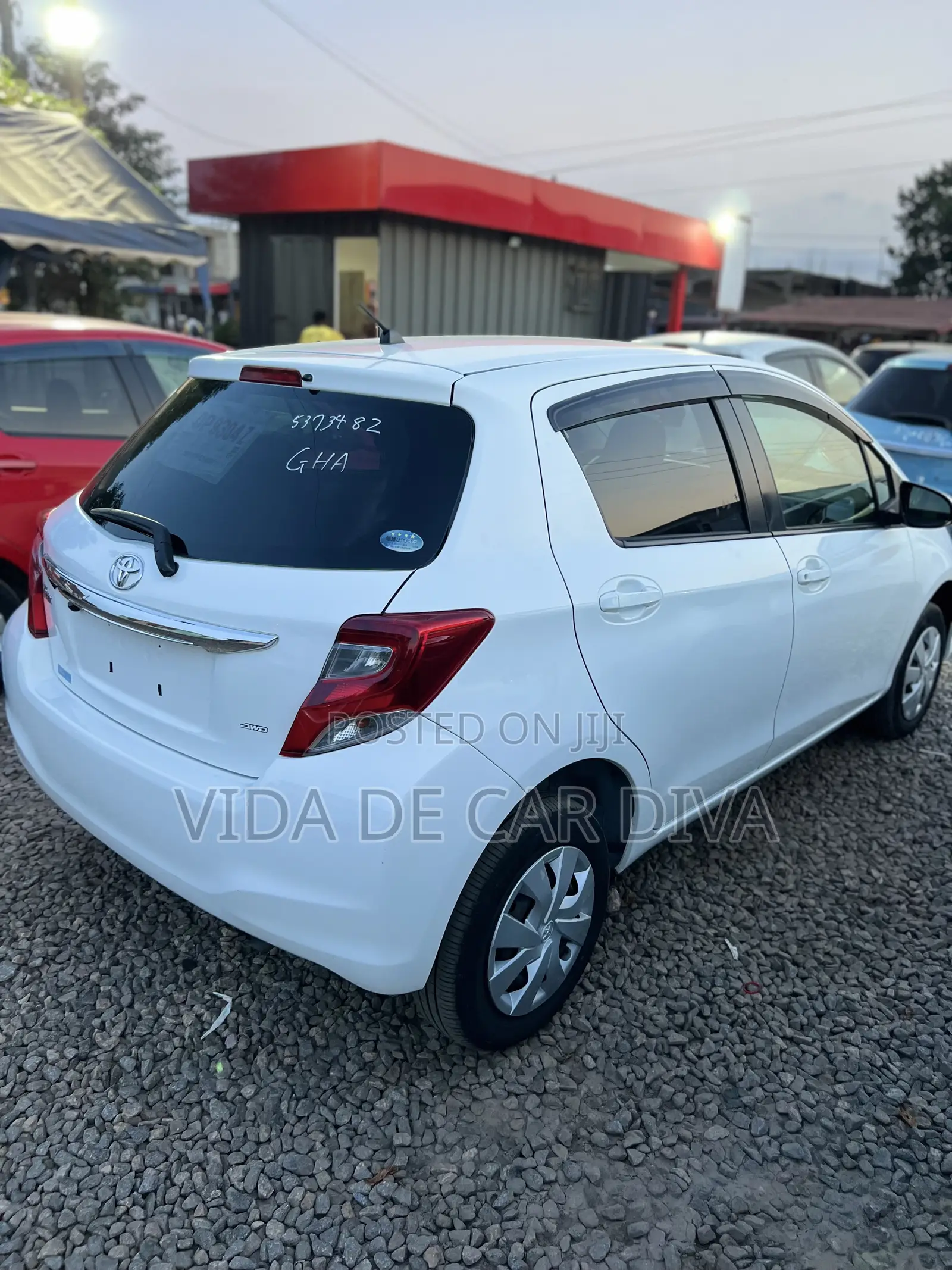 Toyota Vitz 1.3 AWD 5dr 2015 White