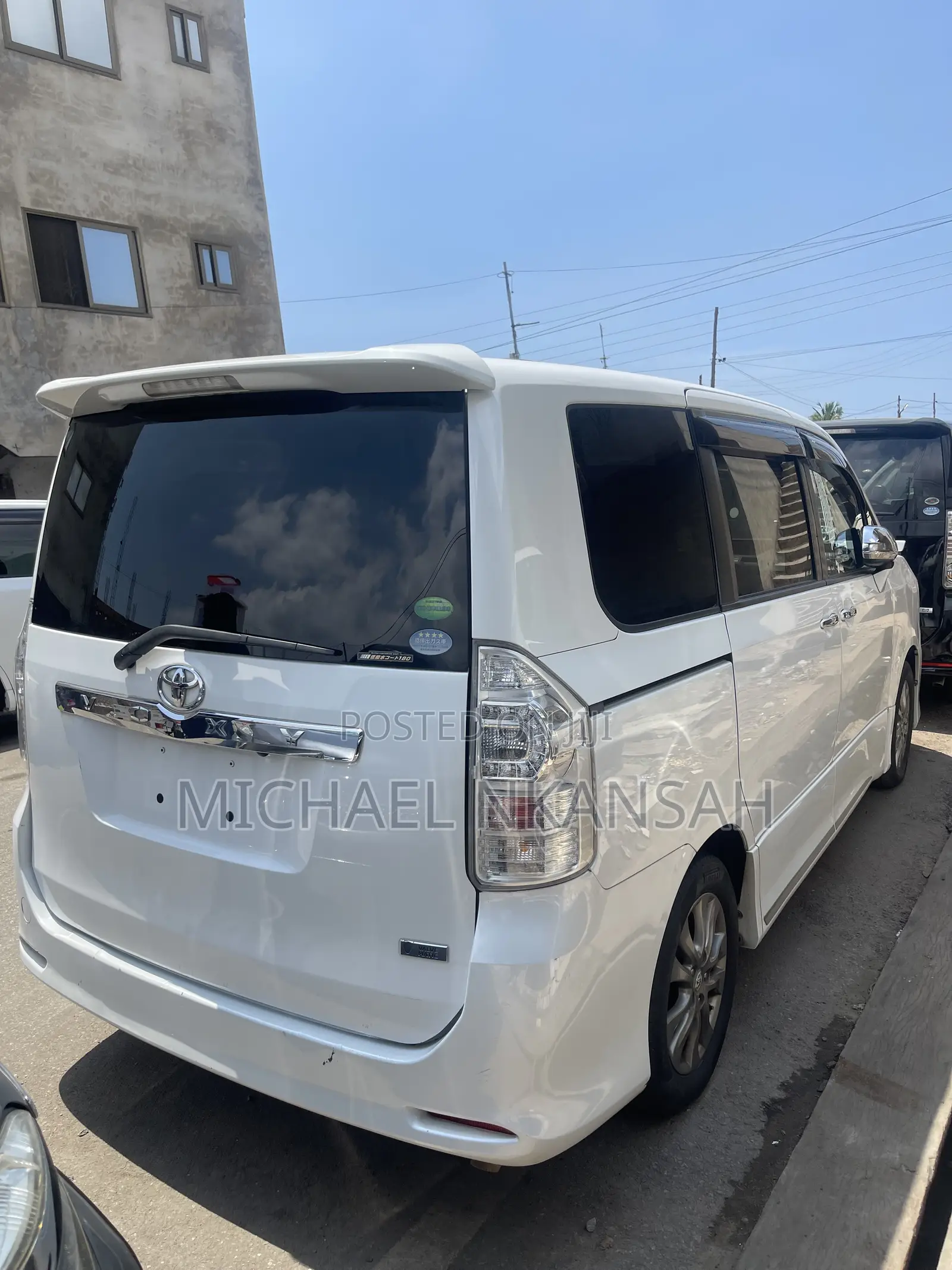 Toyota Voxy V 2WD 8-Seater 2013 White
