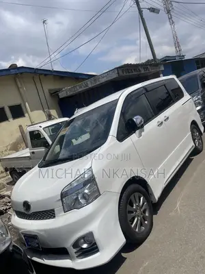 Toyota Voxy V 2WD 8-Seater 2013 White