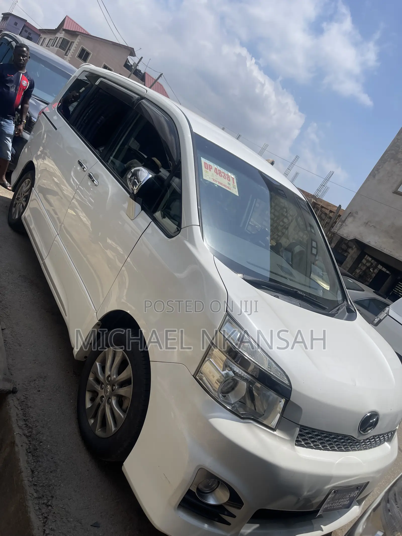 Toyota Voxy V 2WD 8-Seater 2013 White