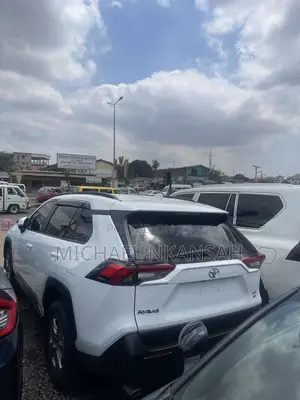 Toyota RAV4 XLE AWD 2024 White