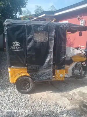 Royal Motorcycle 2021 Yellow