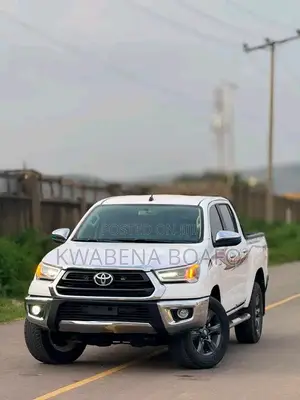 Toyota Hilux 2022 White