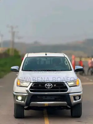 Toyota Hilux 2022 White
