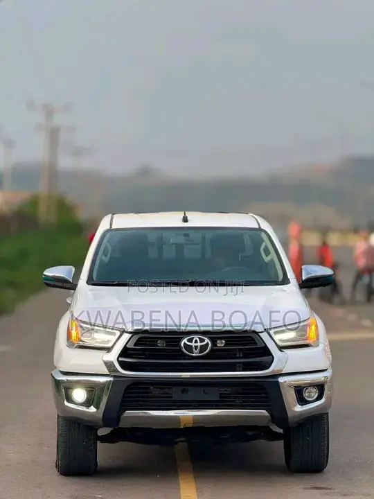 Toyota Hilux 2022 White