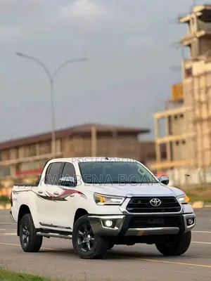 Toyota Hilux 2022 White