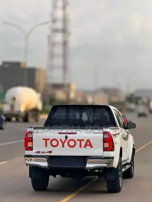 Toyota Hilux 2022 White