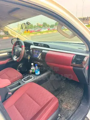 Toyota Hilux 2022 White