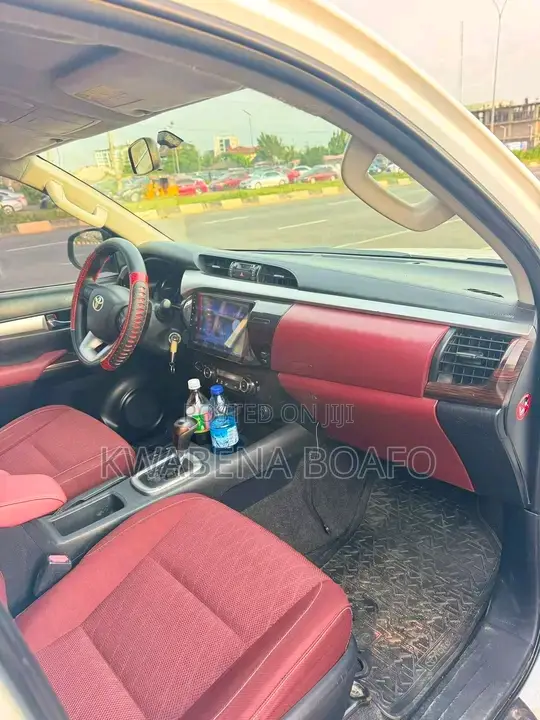 Toyota Hilux 2022 White