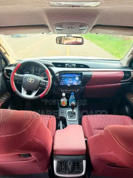 Toyota Hilux 2022 White