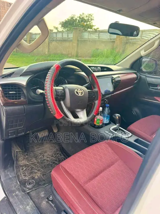 Toyota Hilux 2022 White