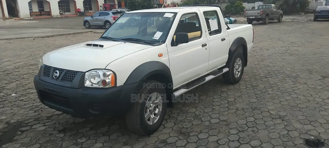 Nissan Hardbody 2012 White