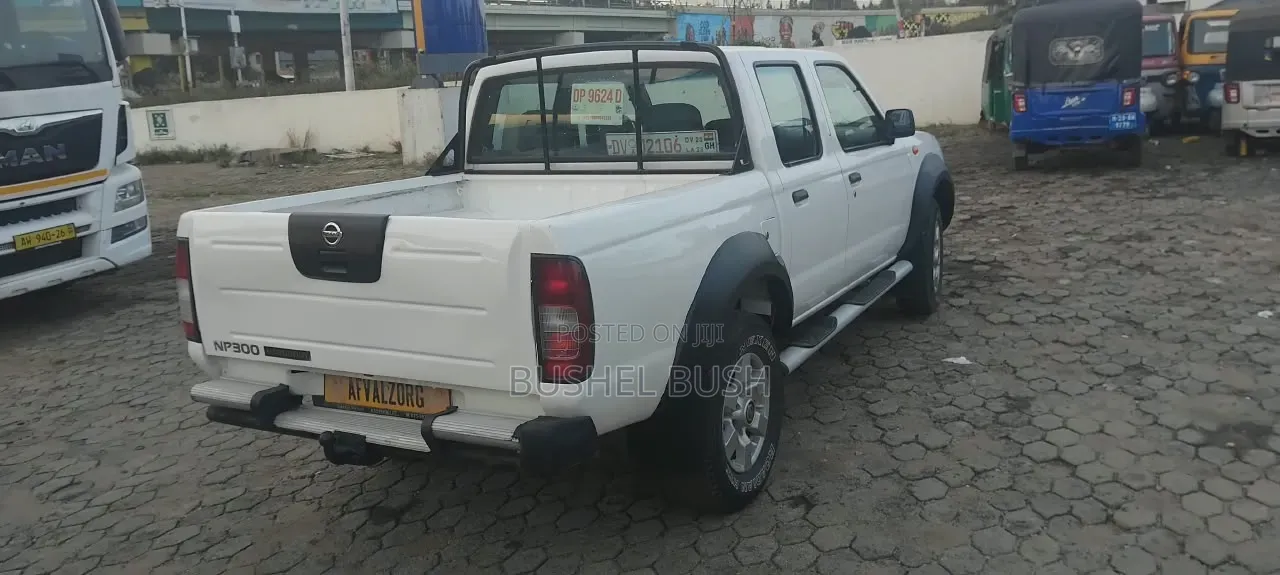 Nissan Hardbody 2012 White