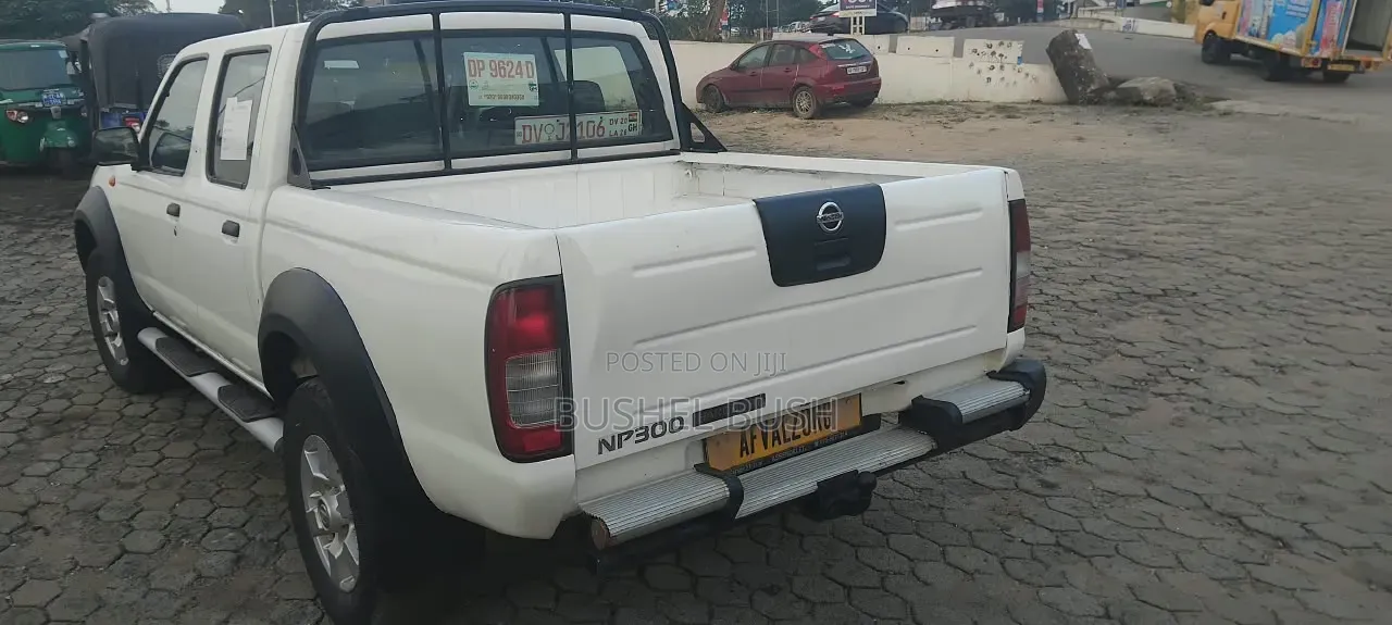 Nissan Hardbody 2012 White