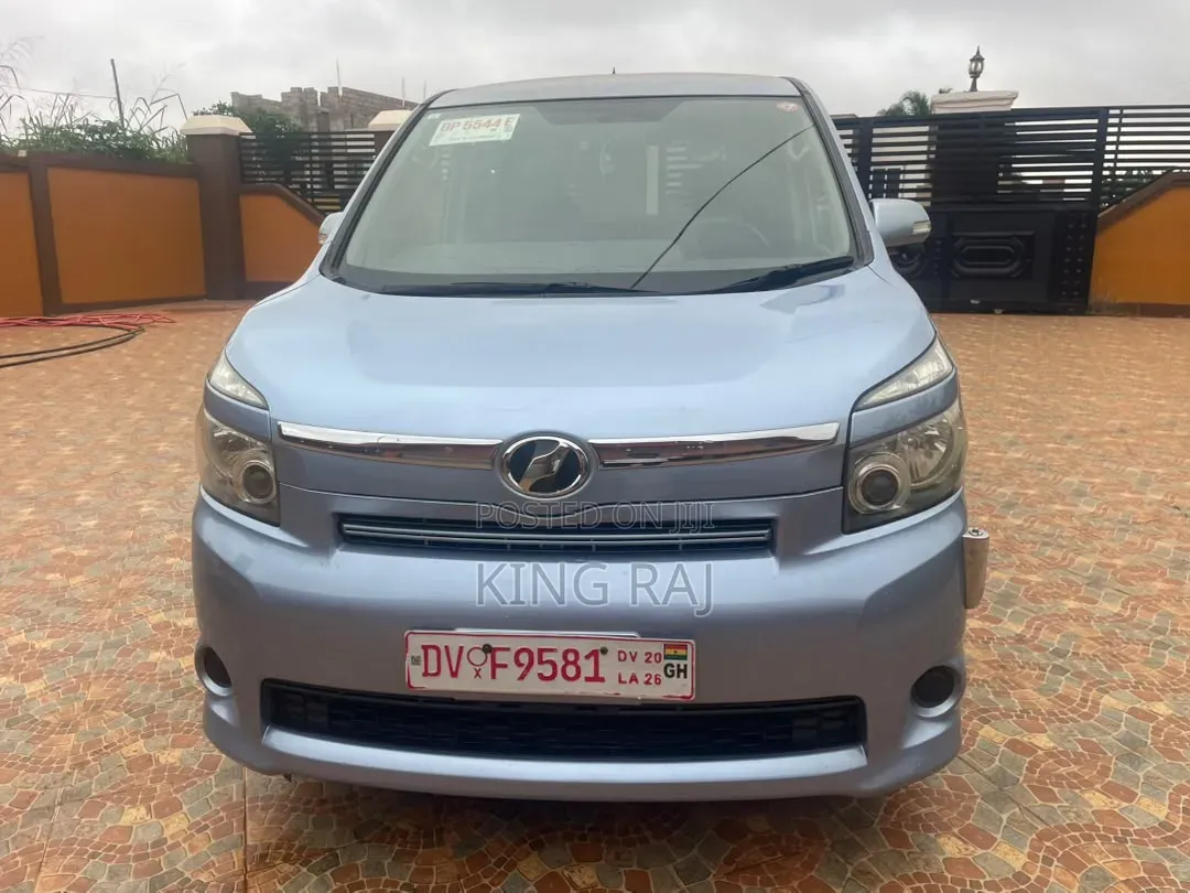 Toyota Voxy X 4WD 8-Seater 2011 Blue