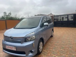 Toyota Voxy X 4WD 8-Seater 2011 Blue