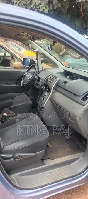 Toyota Voxy X 4WD 8-Seater 2011 Blue