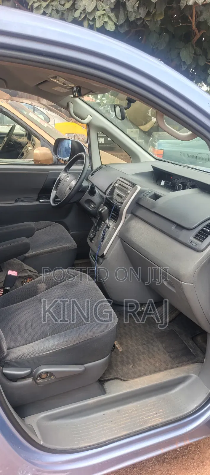 Toyota Voxy X 4WD 8-Seater 2011 Blue