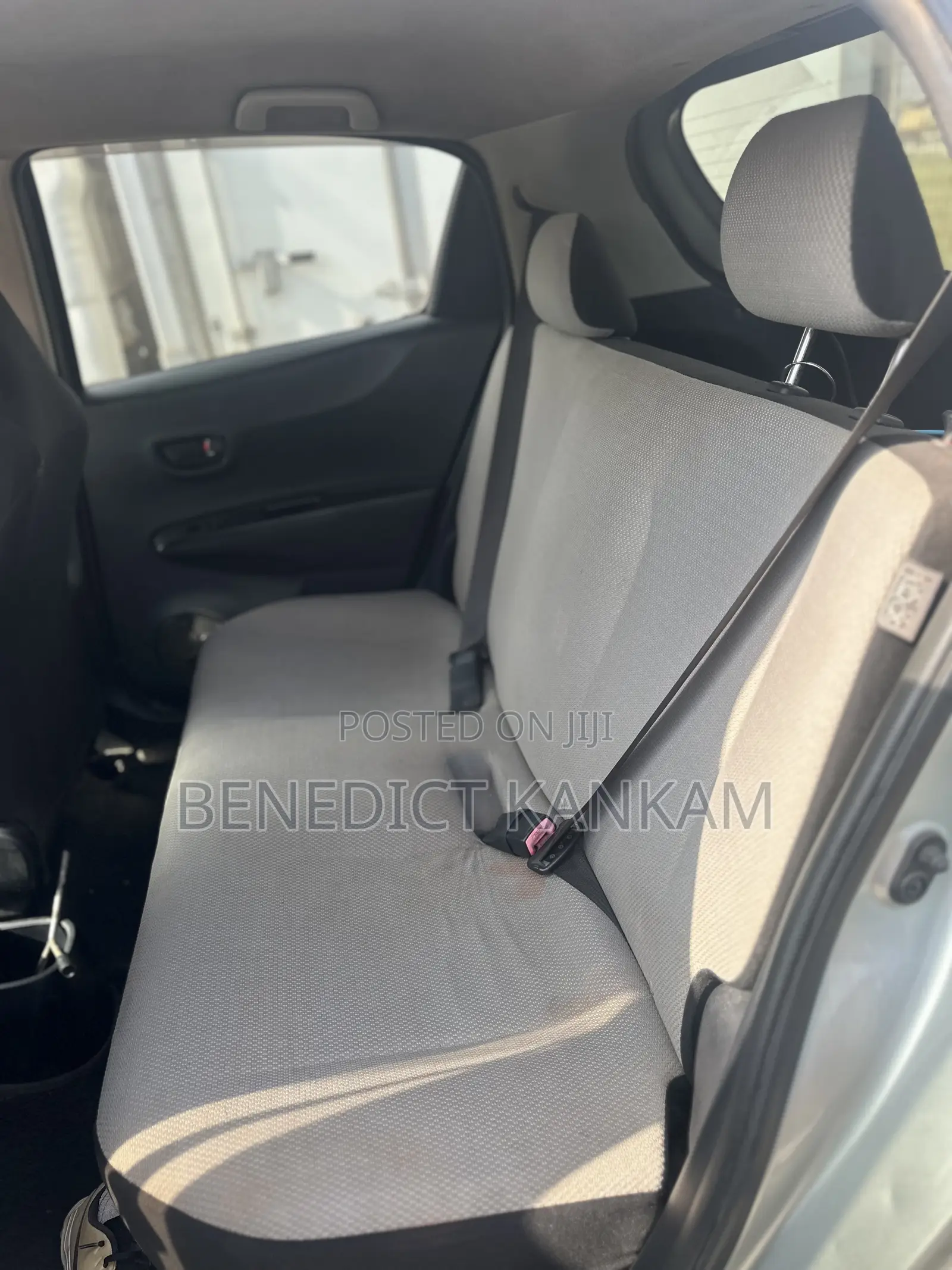 Toyota Vitz 1.0 FWD 5dr 2012 Gray