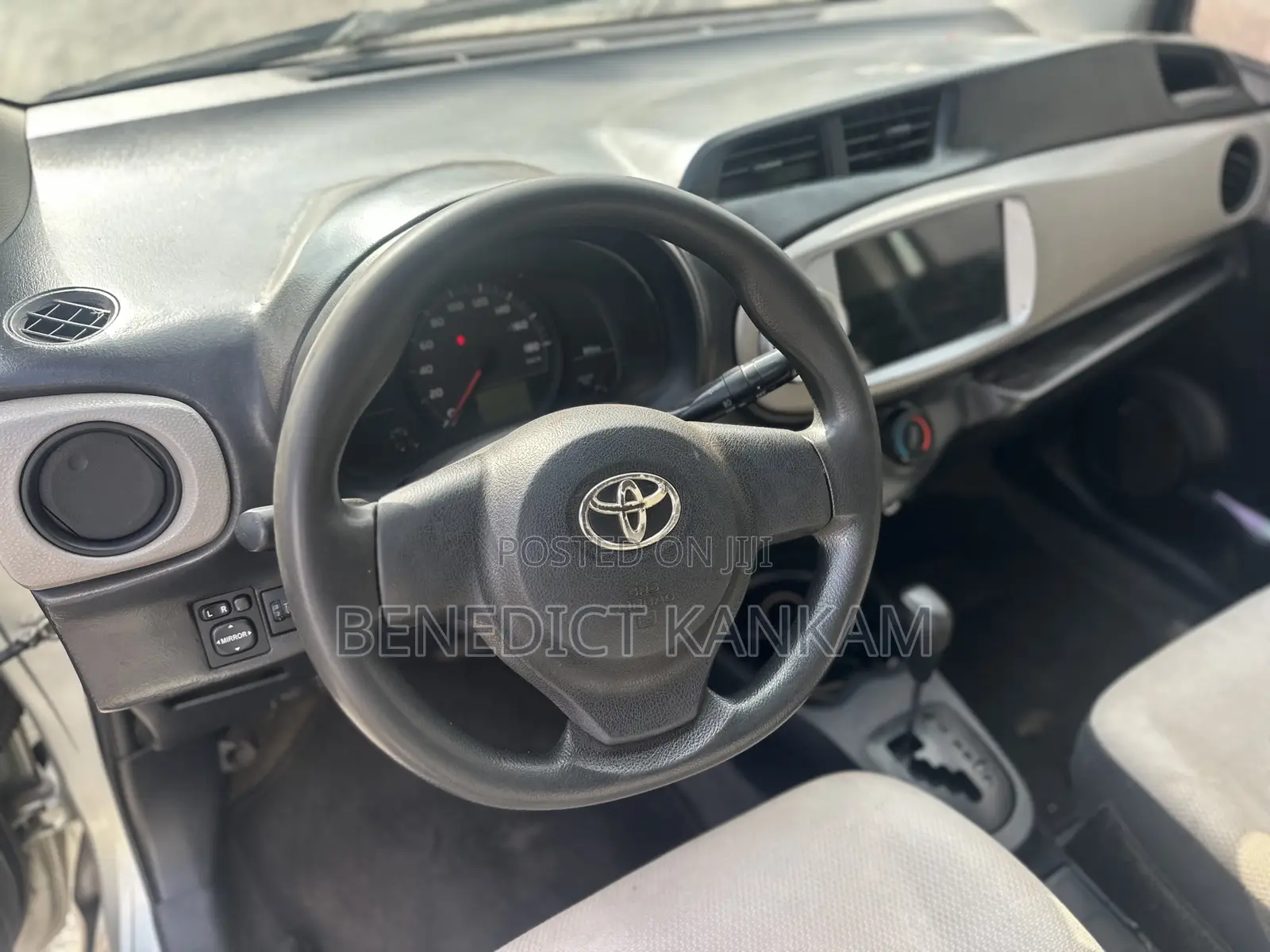 Toyota Vitz 1.0 FWD 5dr 2012 Gray