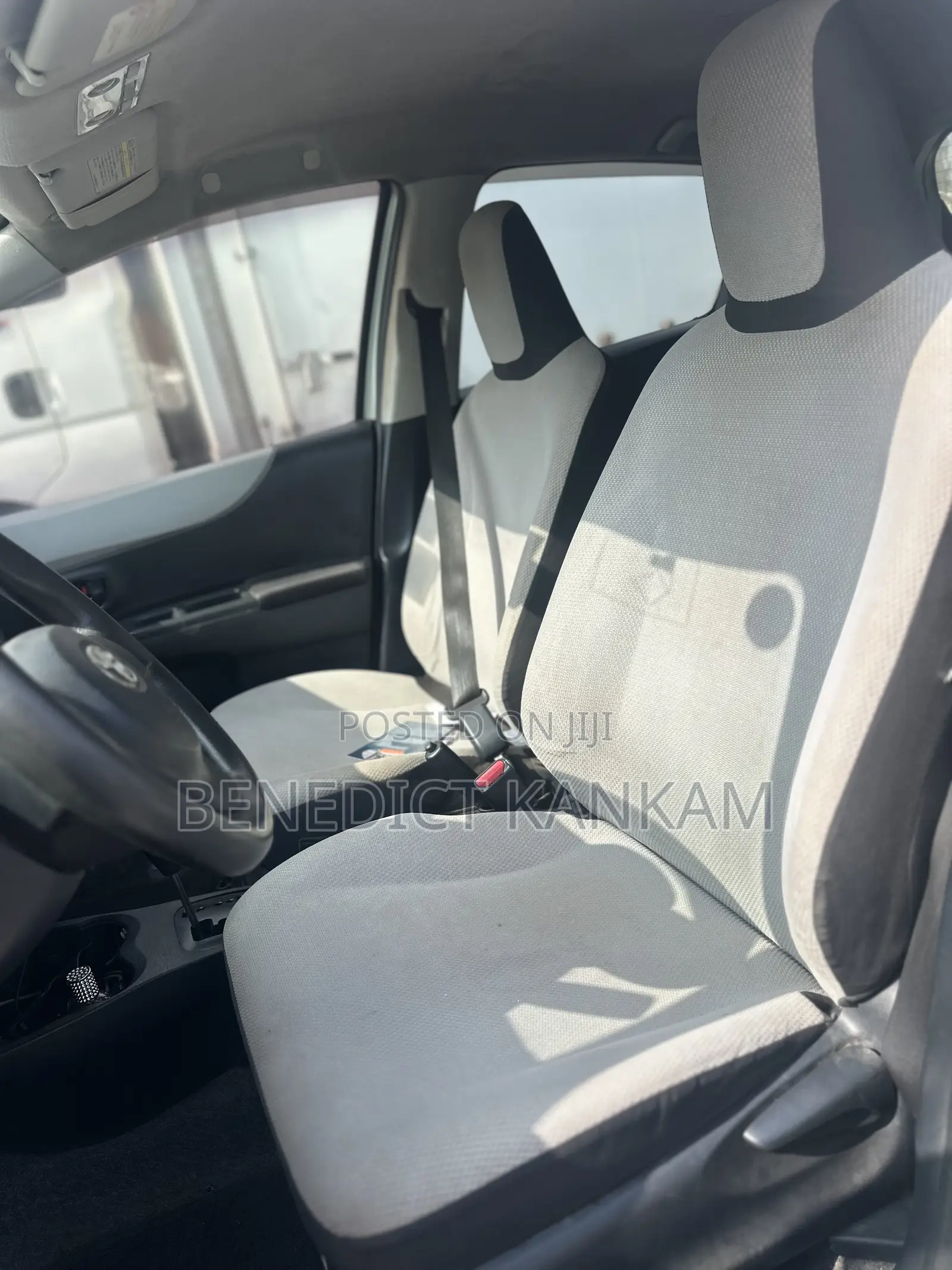 Toyota Vitz 1.0 FWD 5dr 2012 Gray