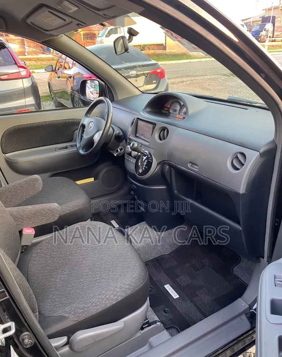 Toyota Sienta 1.5 AWD 2015 Black