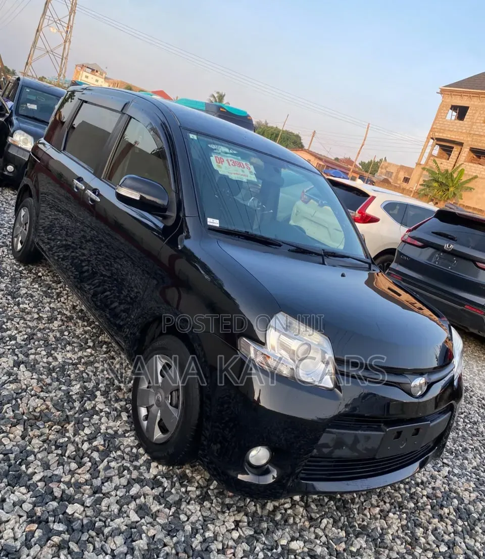 Toyota Sienta 1.5 AWD 2015 Black