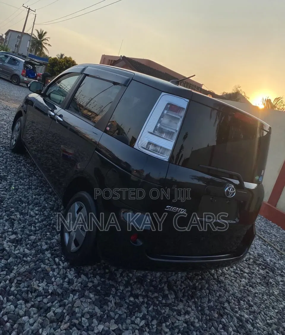 Toyota Sienta 1.5 AWD 2015 Black