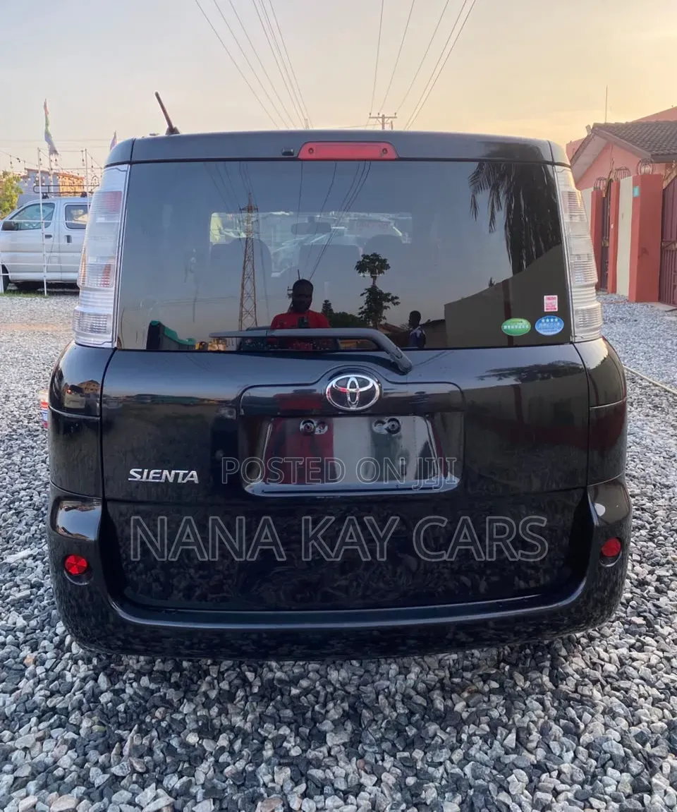 Toyota Sienta 1.5 AWD 2015 Black