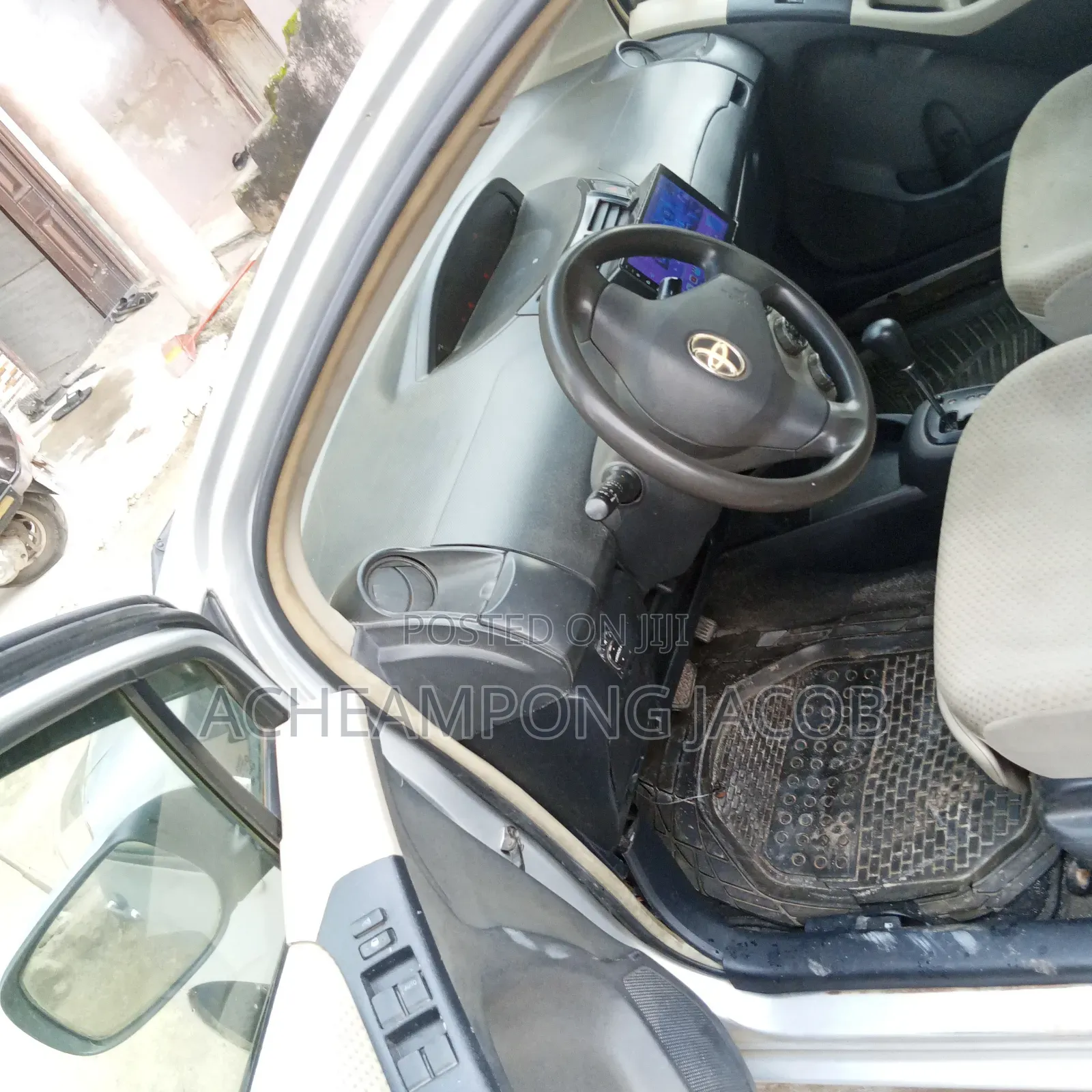 Toyota Vitz 1.3 AWD 3dr 2010 Silver