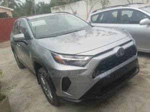 Toyota RAV4 XLE AWD 2023 Silver