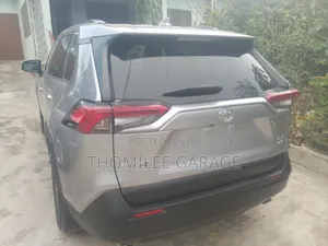 Toyota RAV4 XLE AWD 2023 Silver