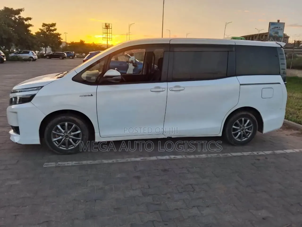 Toyota Voxy Hybrid X 2WD 7-Seater 2015 White