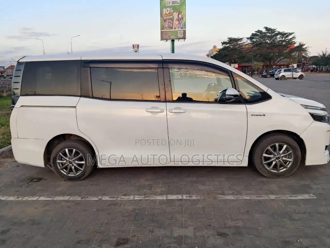 Toyota Voxy Hybrid X 2WD 7-Seater 2015 White