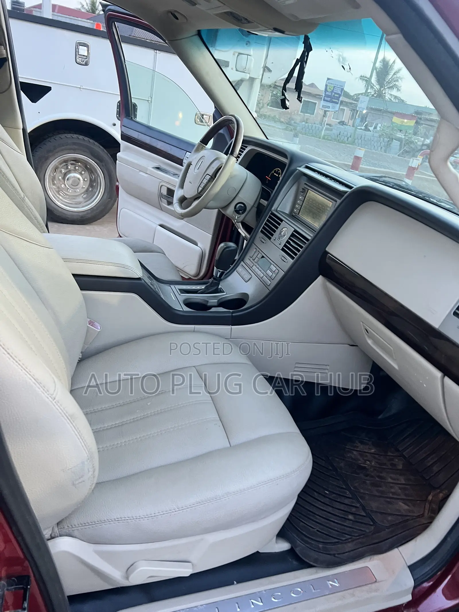 Lincoln Navigator L 2010 Red