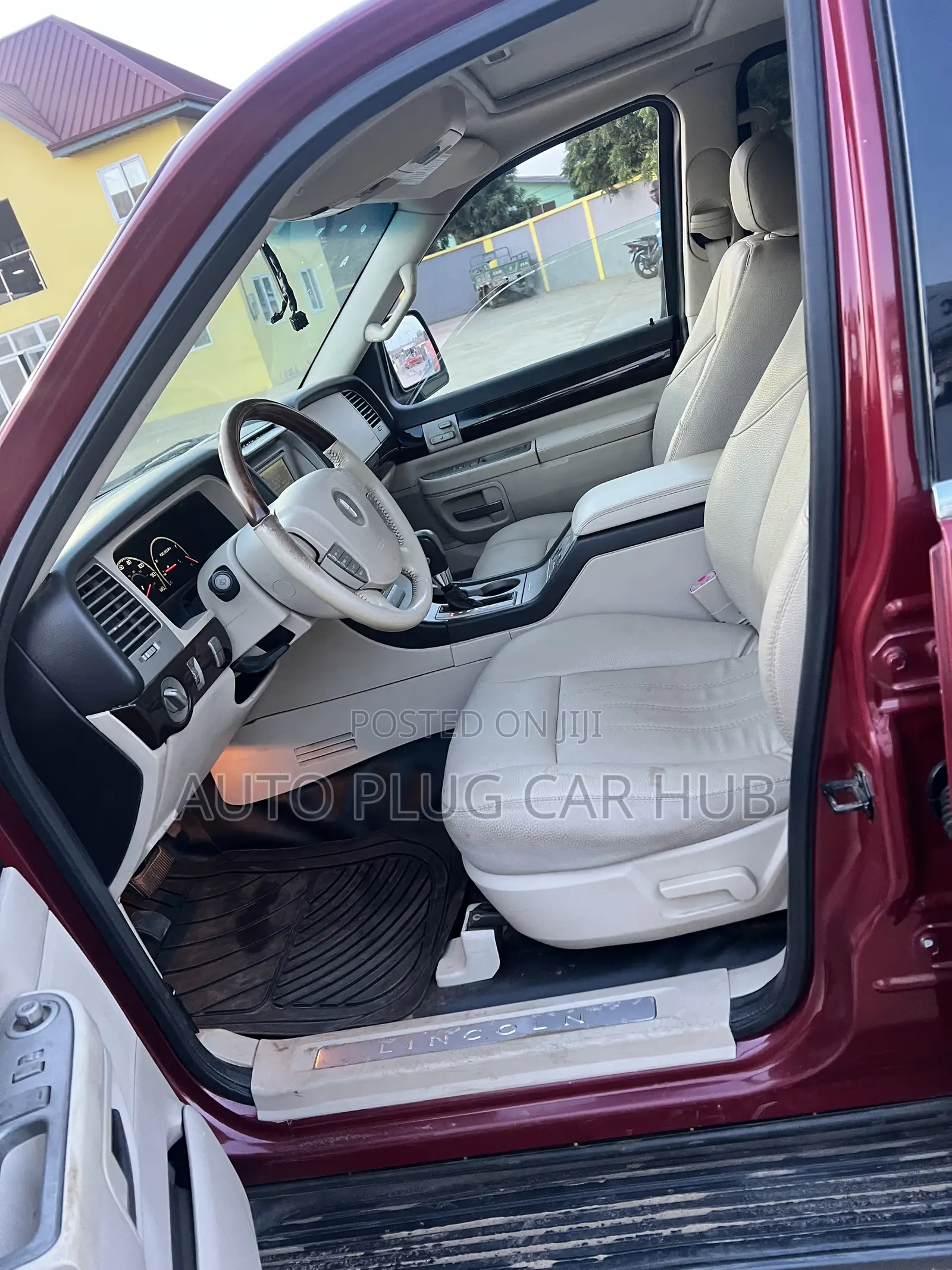 Lincoln Navigator L 2010 Red
