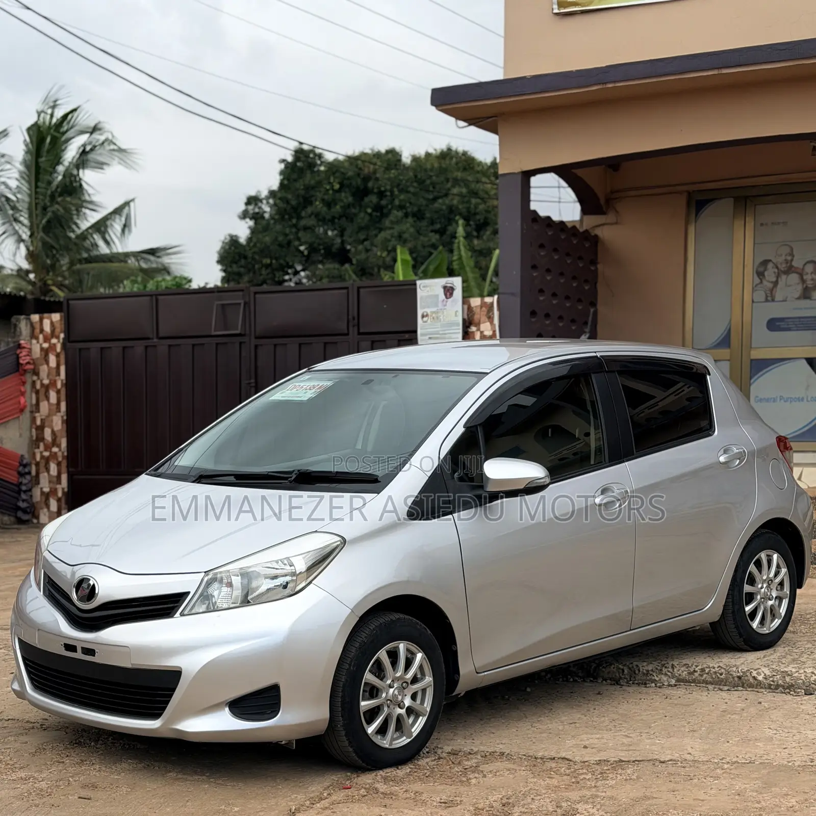 Toyota Vitz 1.3 FWD 5dr 2013 Silver
