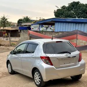 Toyota Vitz 1.3 FWD 5dr 2013 Silver