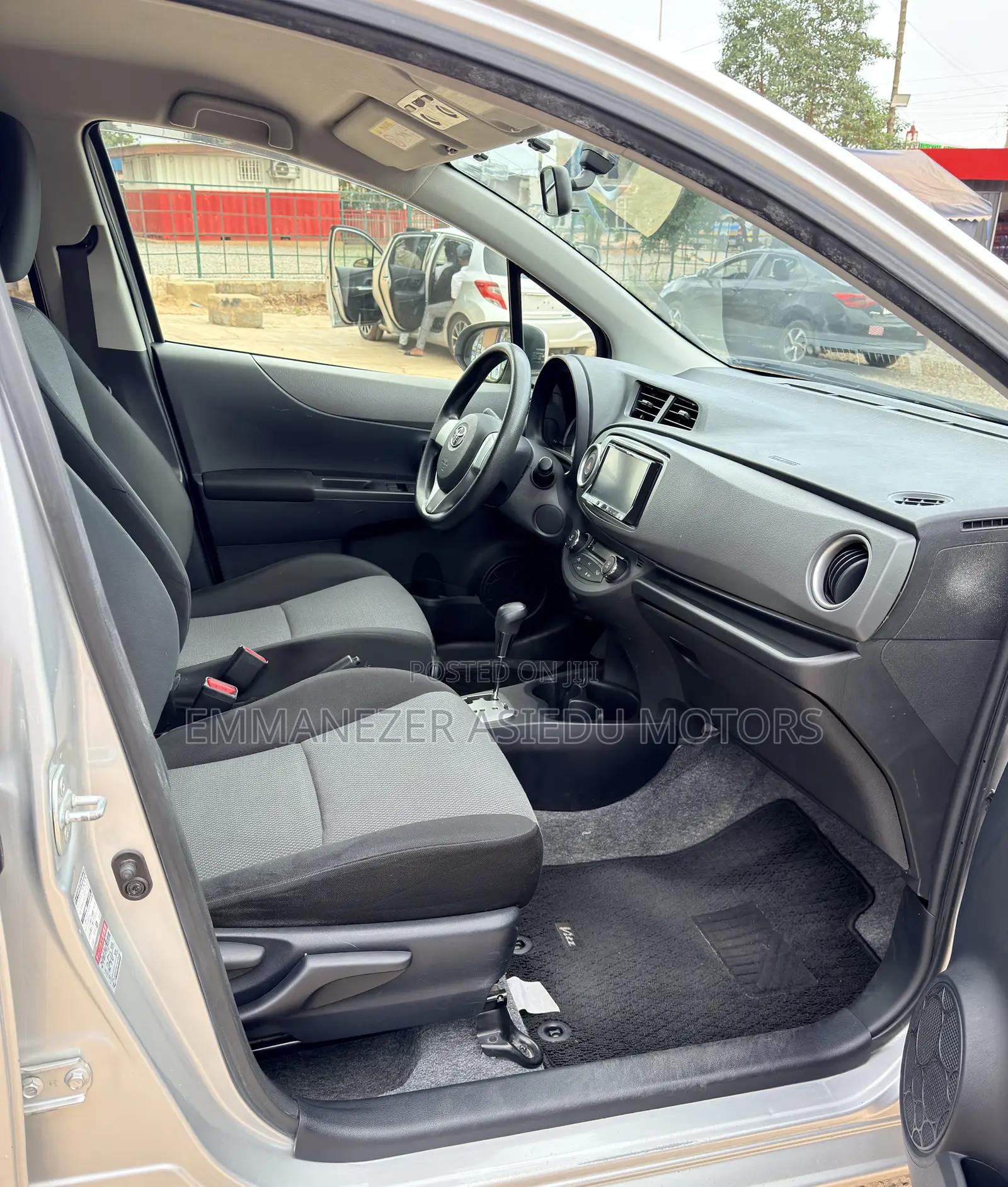 Toyota Vitz 1.3 FWD 5dr 2013 Silver